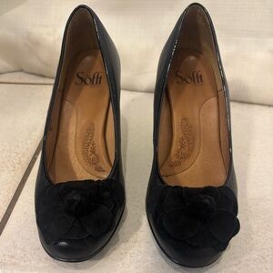 Sofft Women's Black Pumps with Floral Detail